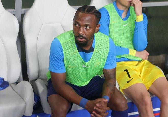 在他手中把, 士透露